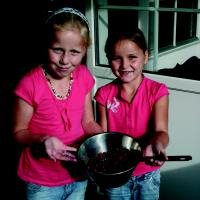 Twee meisjes met bessen